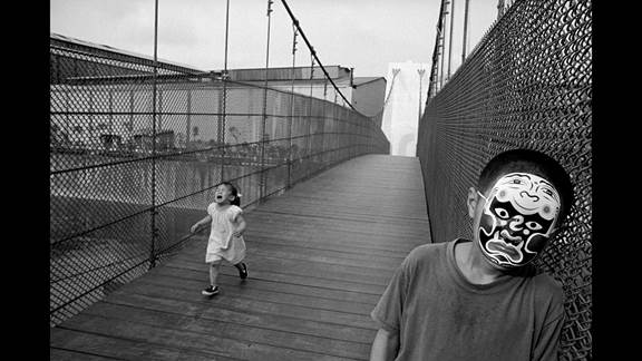 說明: Macintosh HD:Users:chendong:Desktop:張乾琦 工作坊:工作坊:官方作品:中文圖說:不存在的戰(zhàn)爭:6. 張乾琦，“不存在的戰(zhàn)爭”視頻截圖，2017.jpg