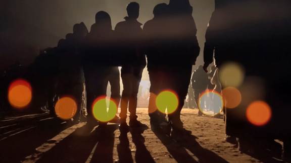 說明: Macintosh HD:Users:chendong:Desktop:張乾琦 工作坊:工作坊:官方作品:中文圖說:AZMA:5. 張乾琦，“AZMA”視頻截圖，2017 .jpg