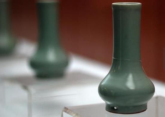 南宋，龍泉窯，粉青釉鼓腹瓶 
