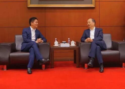 中國(guó)工商銀行董事長(zhǎng)易會(huì)滿和京東集團(tuán)董事局主席兼首席執(zhí)行官劉強(qiáng)東見(jiàn)證了雙方合作協(xié)議的簽署。 