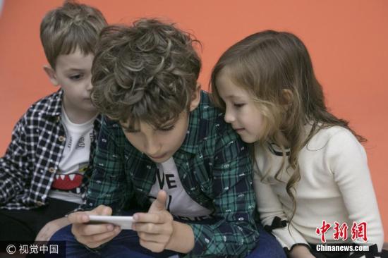 外報：一天滑手機(jī)80次 孩子網(wǎng)癮過高怎么辦？