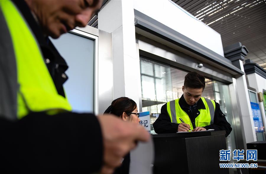 （關(guān)注春運(yùn)·圖片故事）（3） 奔跑吧！高鐵送餐小哥