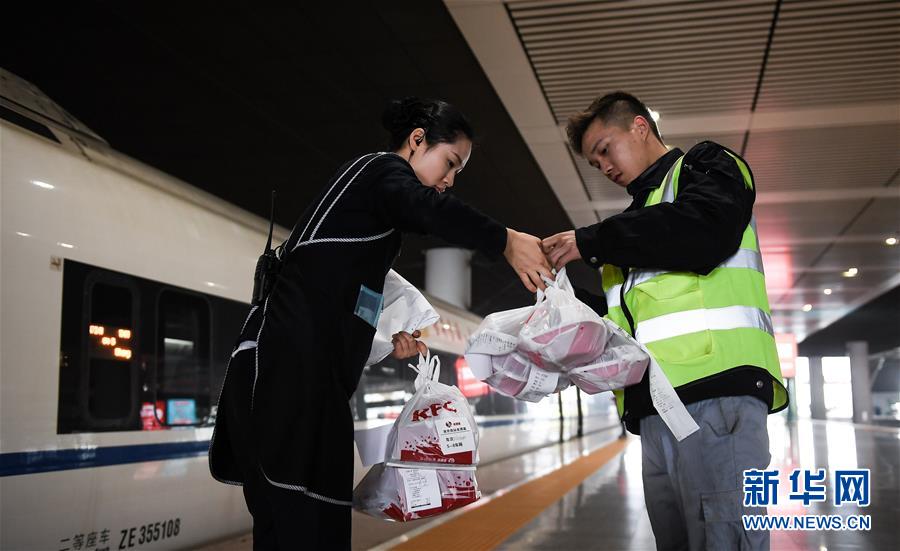 （關(guān)注春運(yùn)·圖片故事）（8） 奔跑吧！高鐵送餐小哥