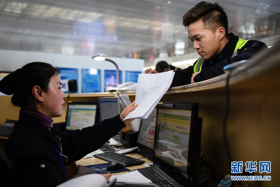 （關(guān)注春運·圖片故事）（1） 奔跑吧！高鐵送餐小哥