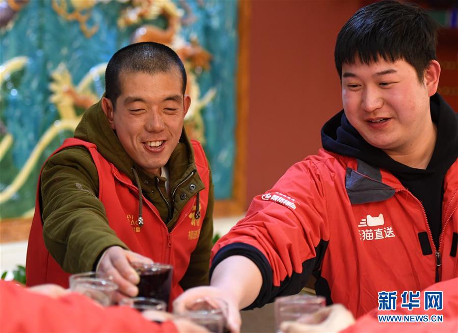 （社會(huì)）（3）快遞員及家屬在京團(tuán)聚過(guò)小年