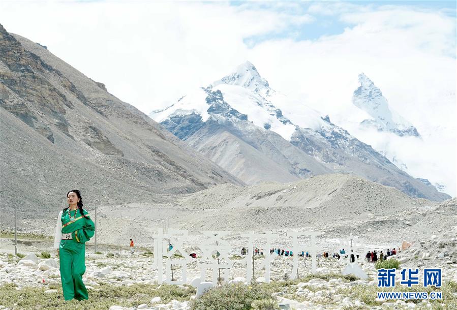 （文化）（5）“格?；ㄩ_(kāi)”西藏民族服飾秀亮相珠峰大本營(yíng)