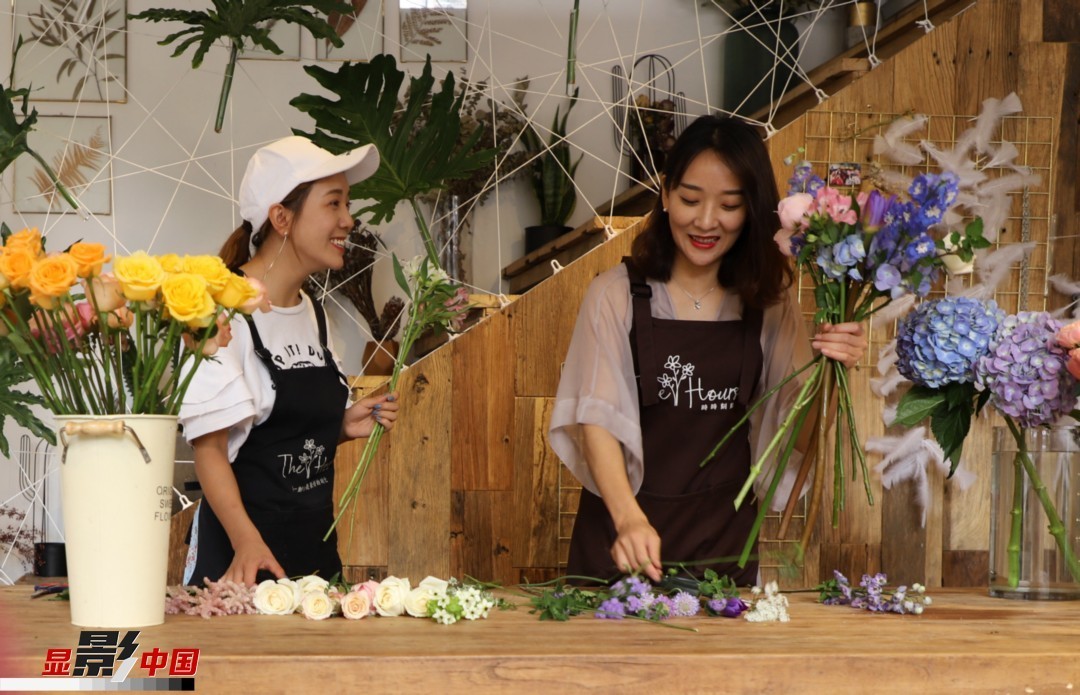 “昆明是鮮花的原產(chǎn)地，有亞洲最大的鮮切花交易市場，可以說具備開花店的天時地利；另外和很多女孩一樣，我從小也就有開花店的夢想！”說起當(dāng)初的決定，王黎媛說一是因為夢想，另外也跟昆明這個城市產(chǎn)花、賣花的“基因”有關(guān)。圖為王黎媛和同事在制作花束。新華網(wǎng) 周亞平/攝 念新洪/文