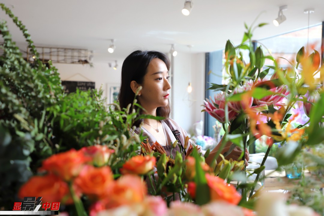 每天和花打交道是一個幸福的職業(yè)，但同時也充滿壓力和挑戰(zhàn)，“花在呈現(xiàn)給客人的那一瞬間是美好的，但前面的每一個步驟都是很辛苦的?！蓖趵桄抡f，花藝是最原始的手工藝產(chǎn)品，沒有辦法機械化、流程化和規(guī)?；?，必須要用雙手一點點地賦予其生命和美感。圖為王黎媛在挑選制作花束的鮮花。新華網(wǎng) 周亞平/攝 念新洪/文