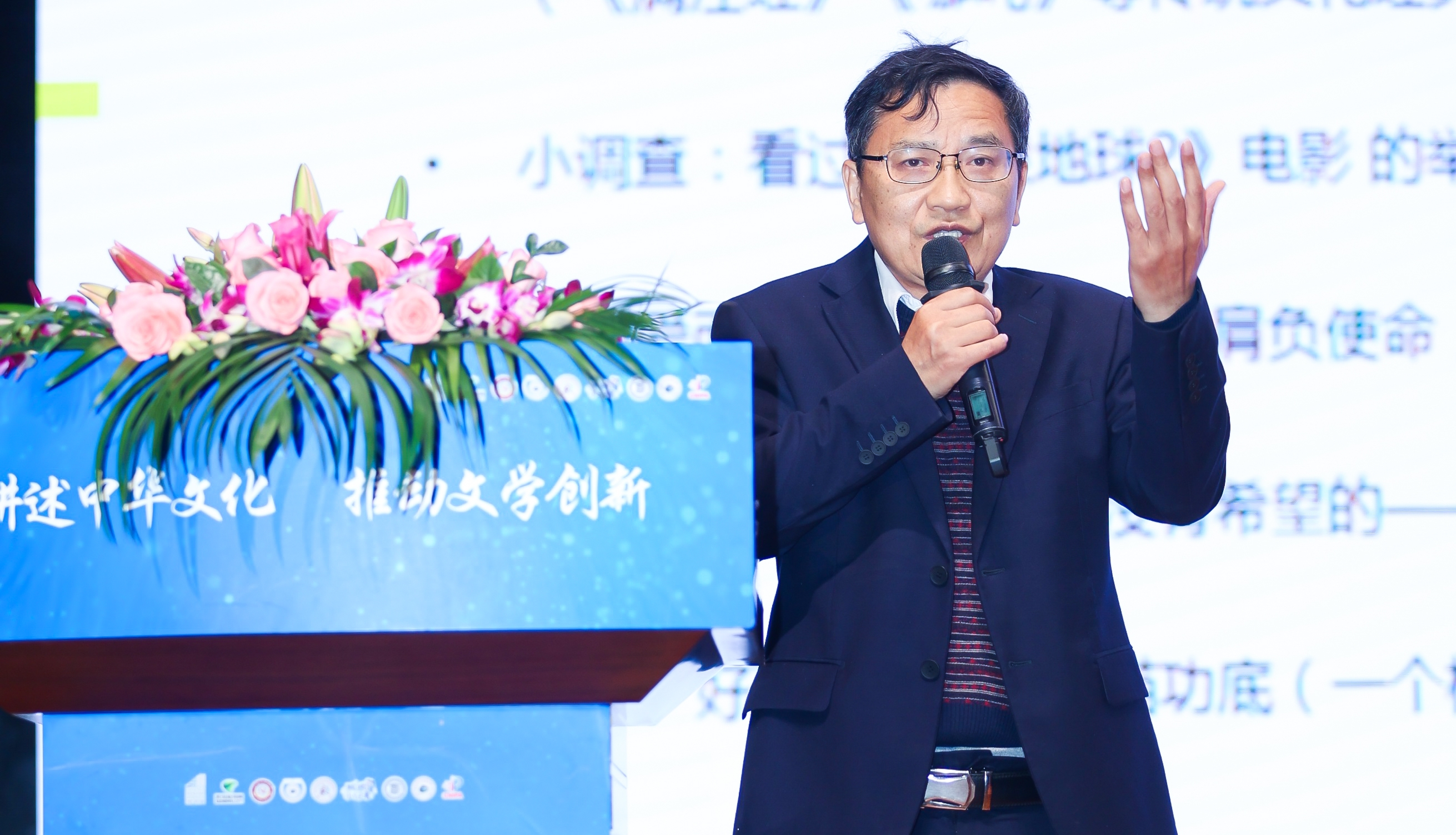 活動現場，“全國文學盛典名師大講堂”主講嘉賓謝晨為大家?guī)碇黝}講座